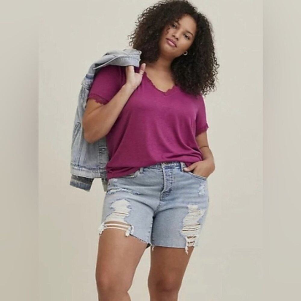 TORRID TEE FEATHER SOFT LACE TRIM BERRY PINK V-NECK TEE TOP Size 1/1x